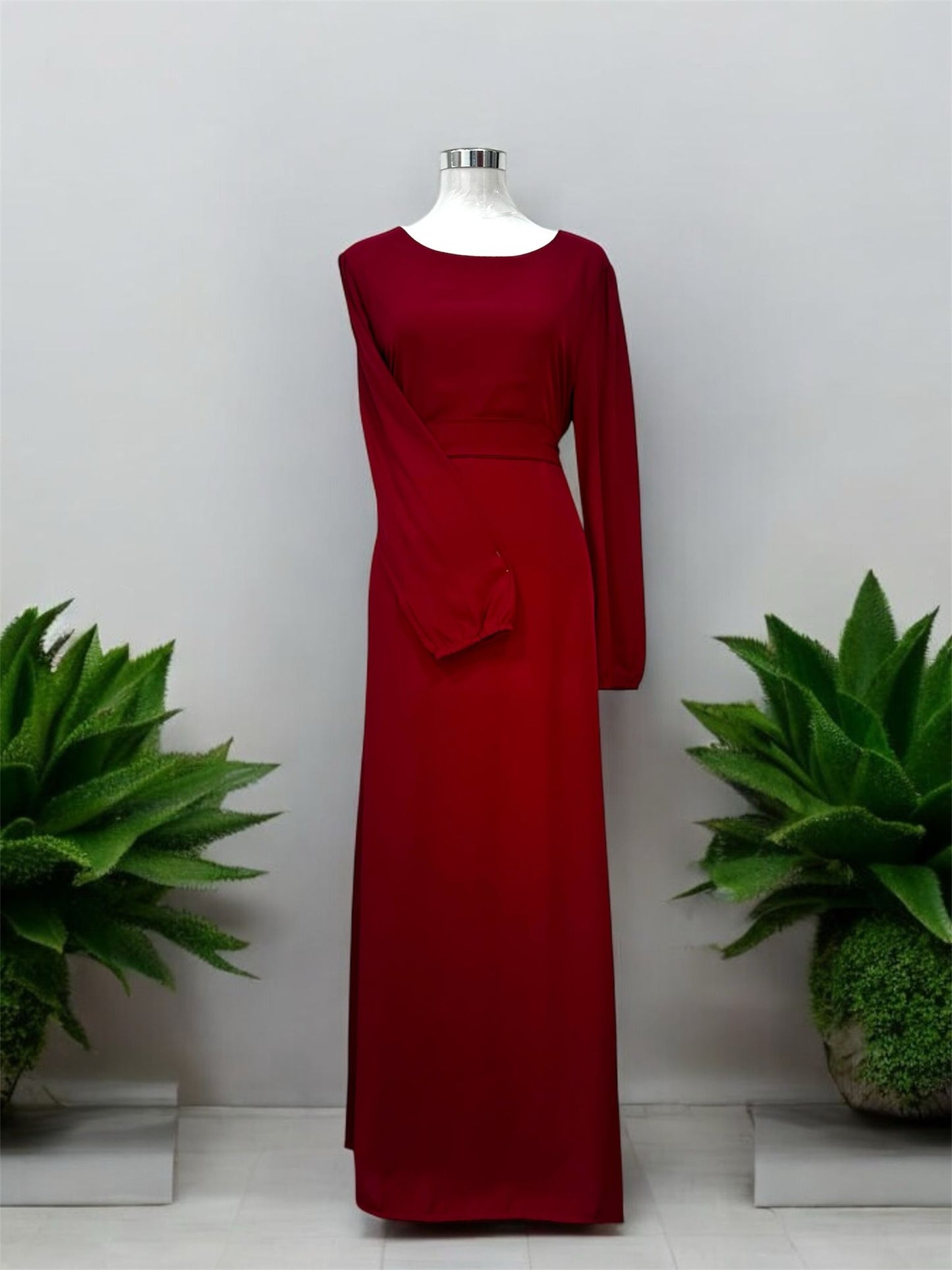 MD- Minimalist Dress,
Maroon, invisble zip
at the back with
elastic cuff and comes
with a fabric belt