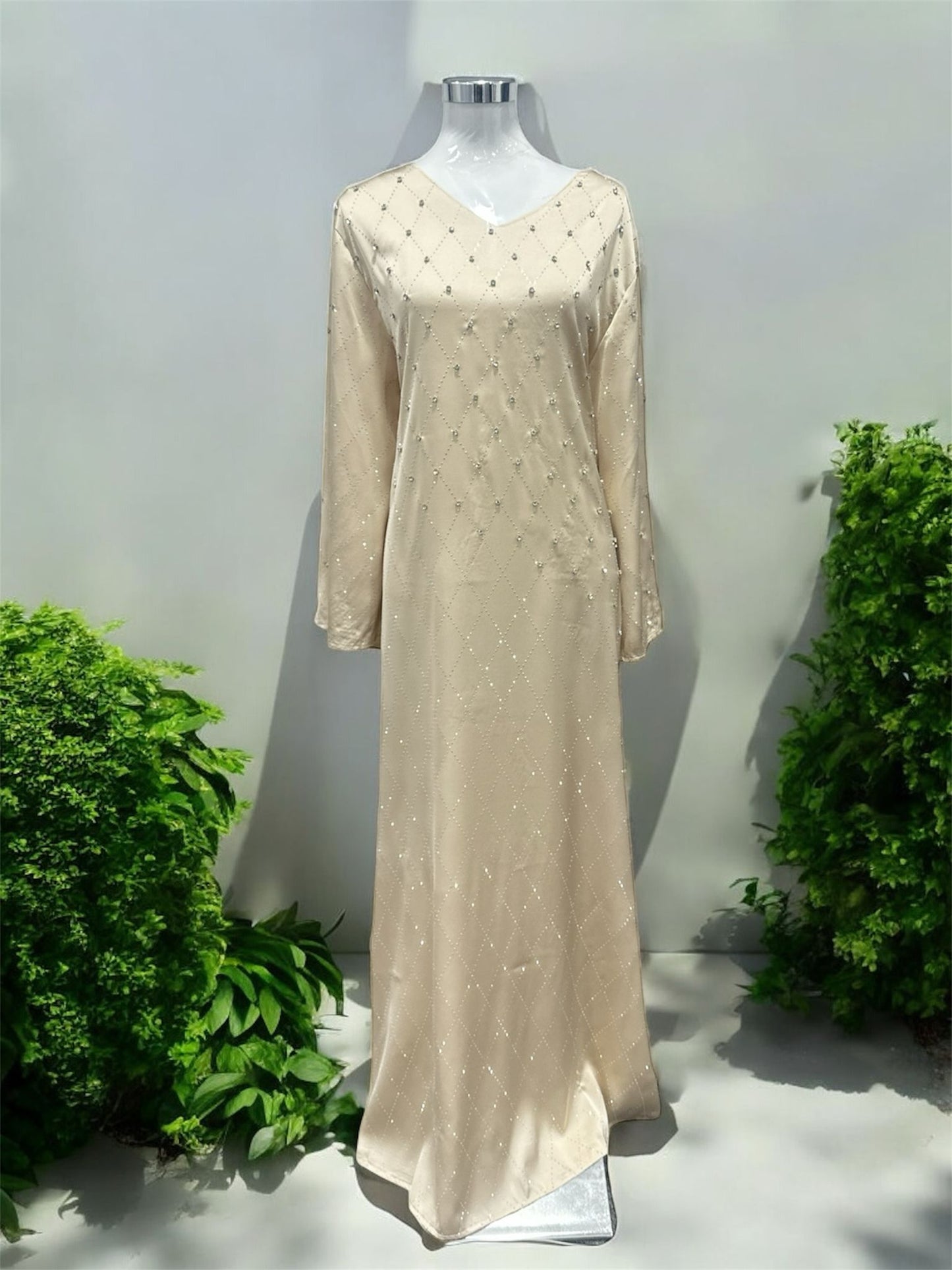 Our Champagne Dhiya Jubah Collection was made with a flattering V-neckline, beautifully detailed with delicate white stone embellishments.
Raised stones add dimension, texture, and a soft, radiant sparkle for an effortlessly elegant finish.