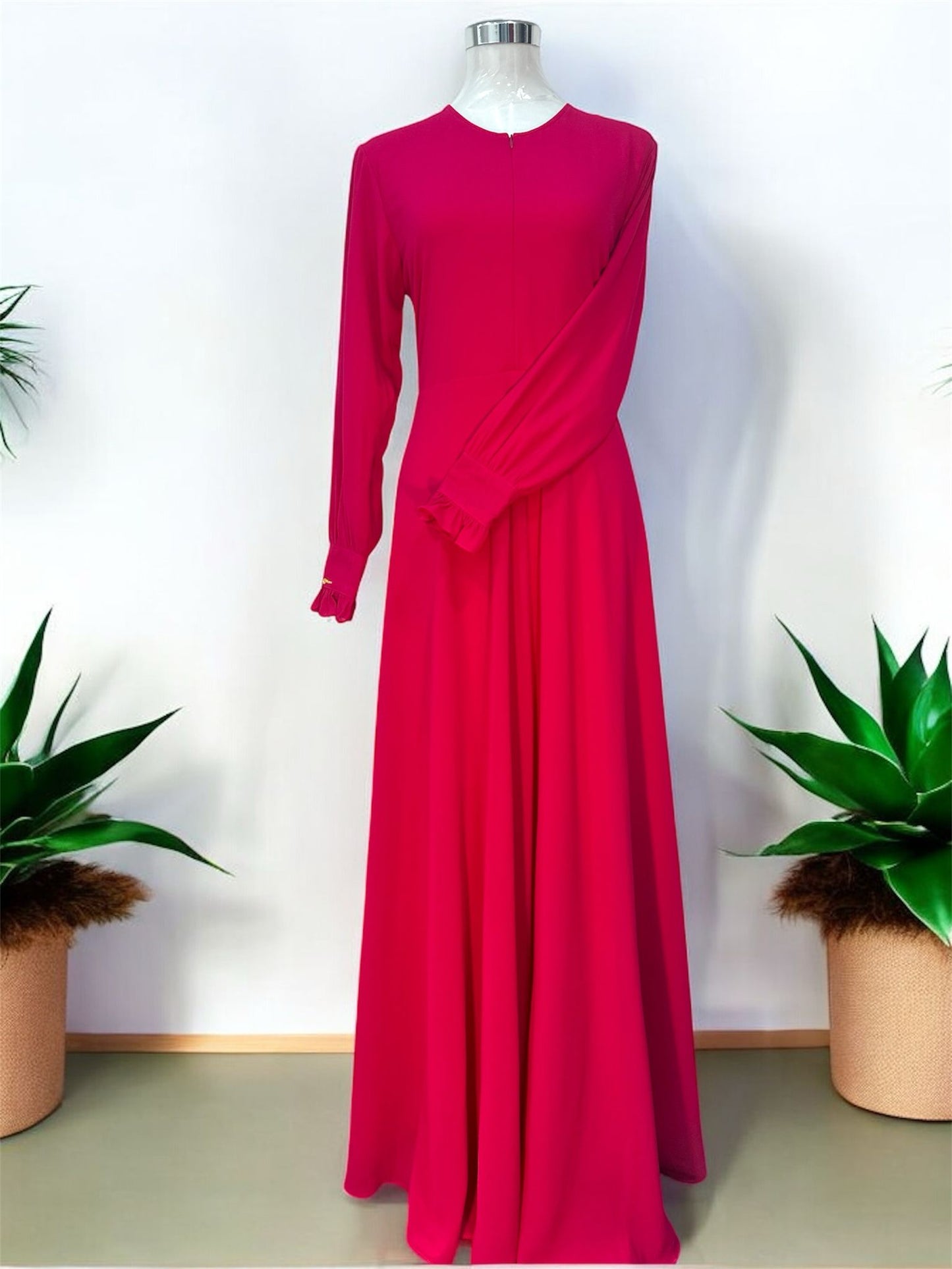 Minimalist Dress,
Magenta, invisible zip
at the front, ruffles on
the cuffs and zip on
the sleeves