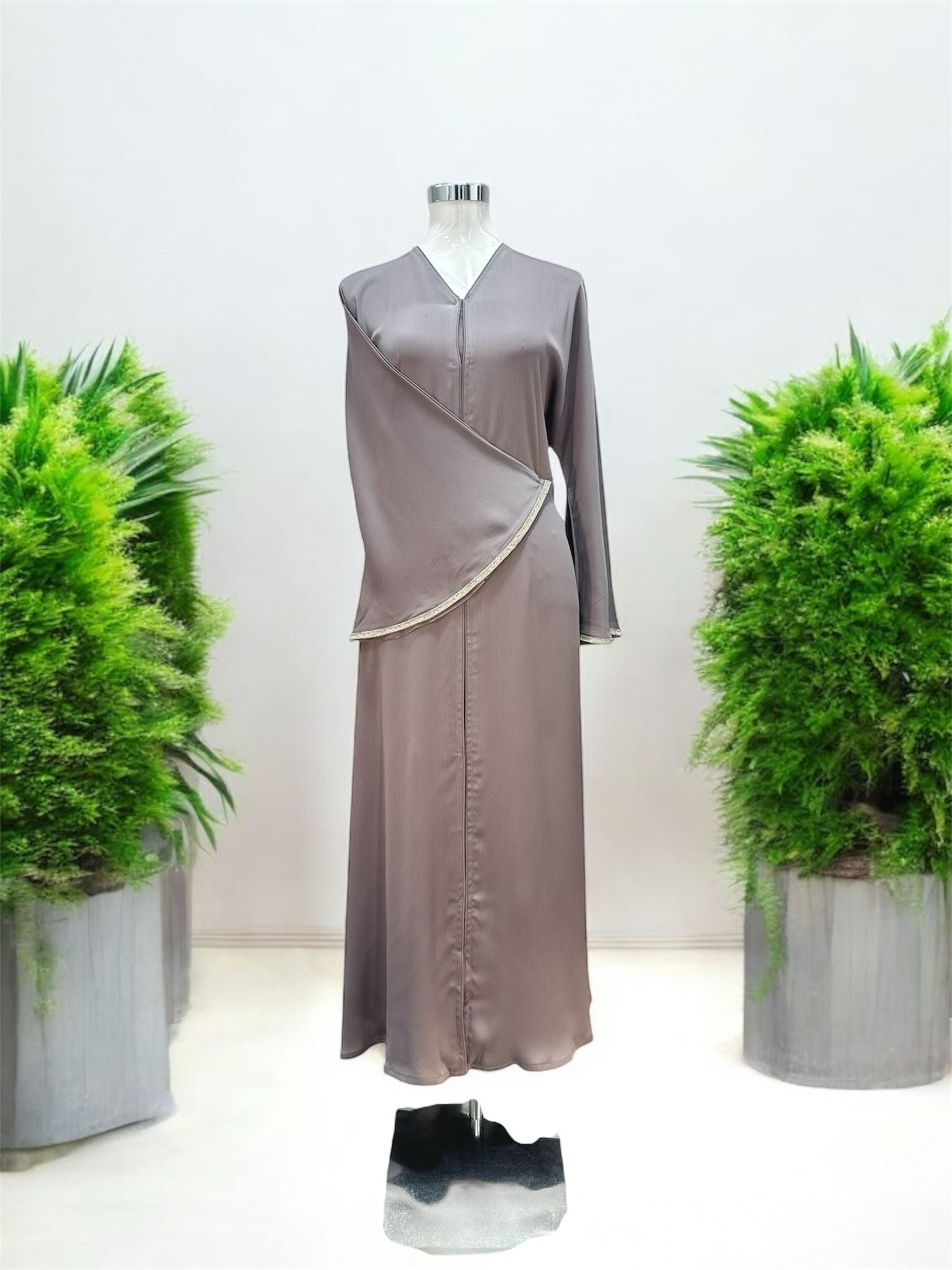 Our Fidda Grey abaya features a&nbsp;sleek front opening with snap button closure, elegantly tailored long sleeves with a sleek, streamlined finish enhances its overall elegance and comes with a shawl.