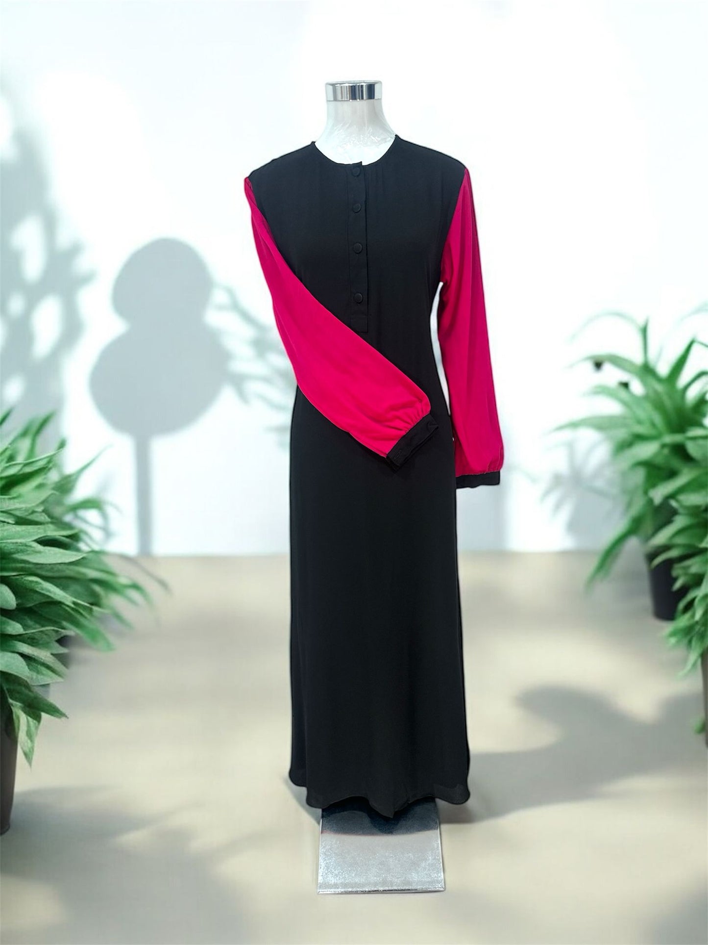 Fuschia Ulfah jubah features contrast sleeve accents, a polished front button placket, and structured banded cuffs for a contemporary finish.
