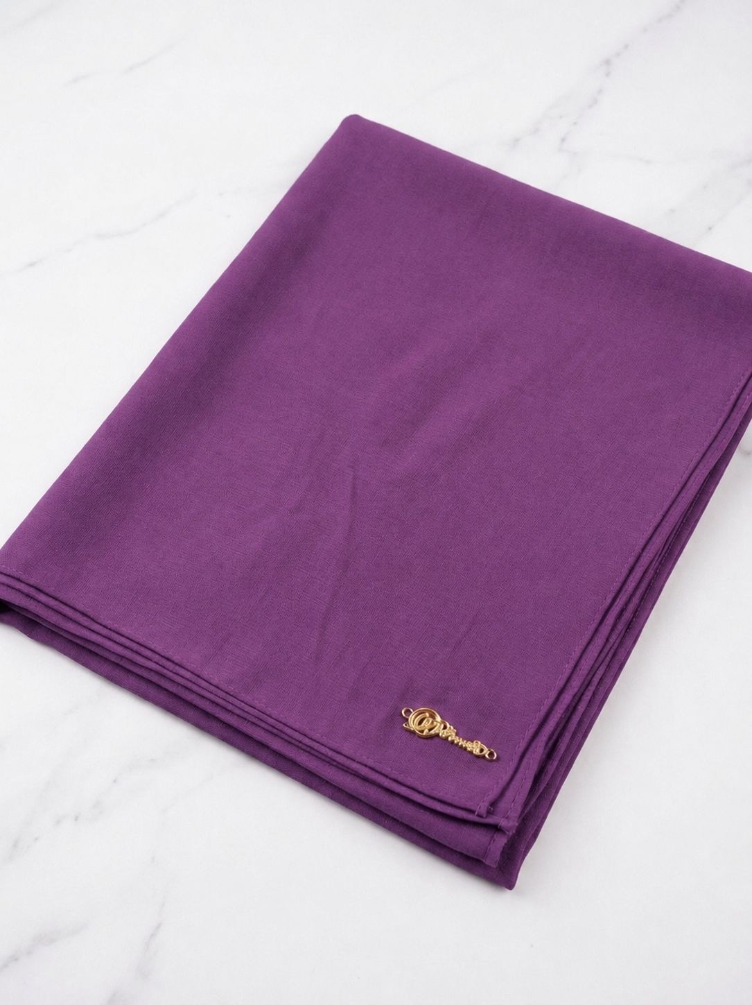 Graceful chiffon shawls with a soft, flowy drape. Light and airy, perfect for everyday wear or special occasions, finished with a subtle logo for a touch of understated elegance.
