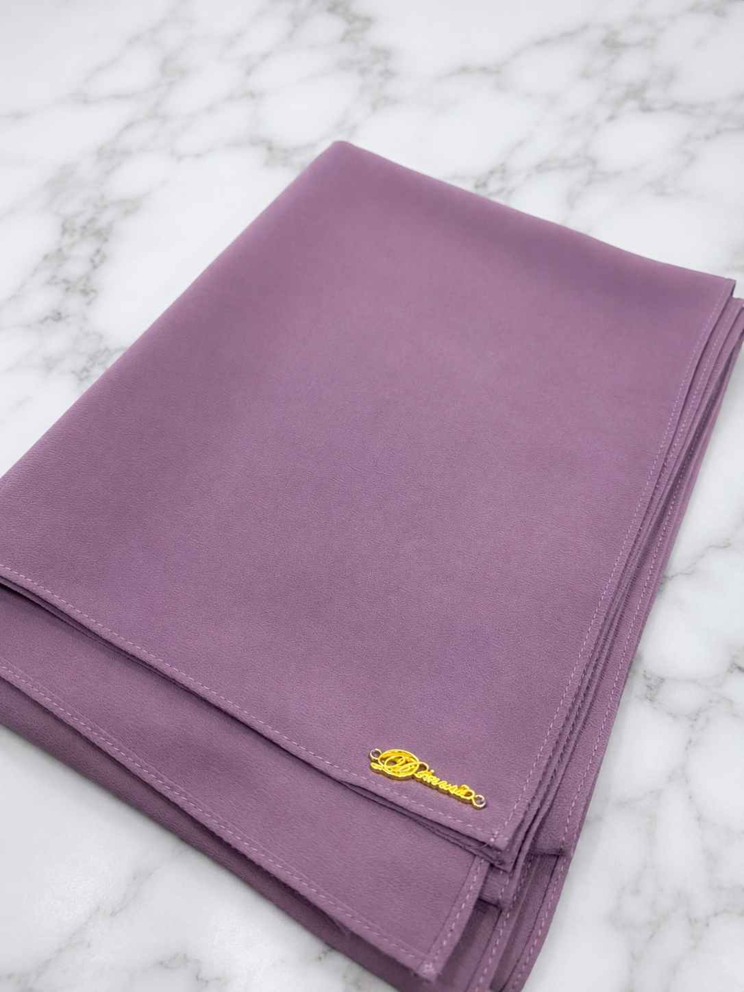 Graceful chiffon shawls with a soft, flowy drape. Light and airy, perfect for everyday wear or special occasions, finished with a subtle logo for a touch of understated elegance.
