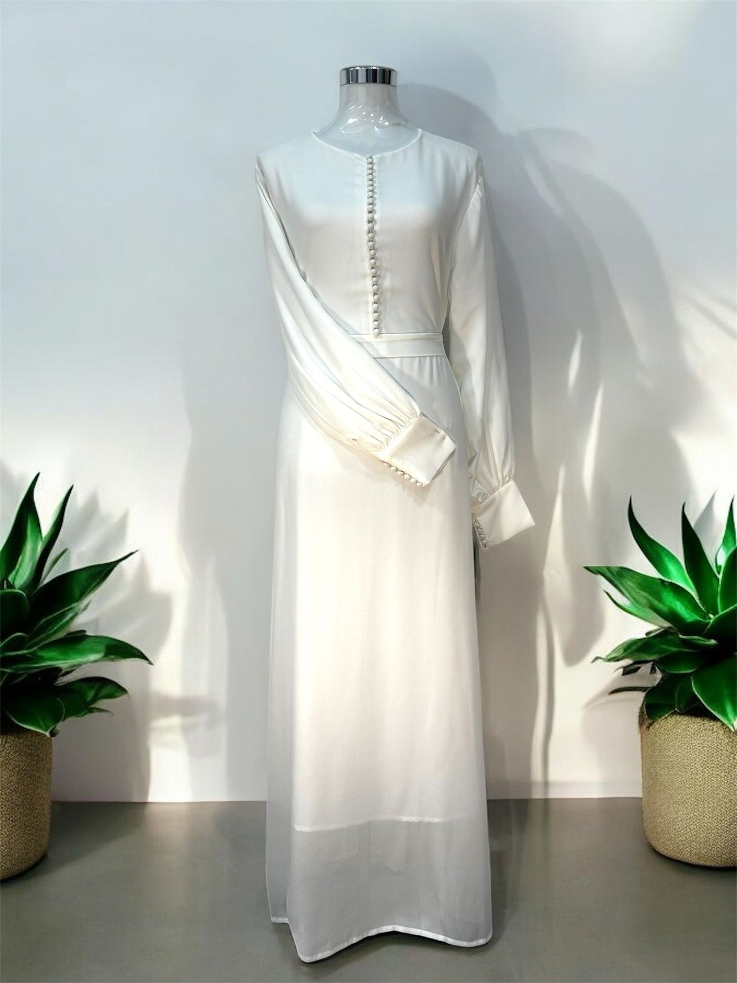 MD- Minimalist Dress,
Lilac, full shank
button at the front
and on the cuffs,
comes with fabric
belt